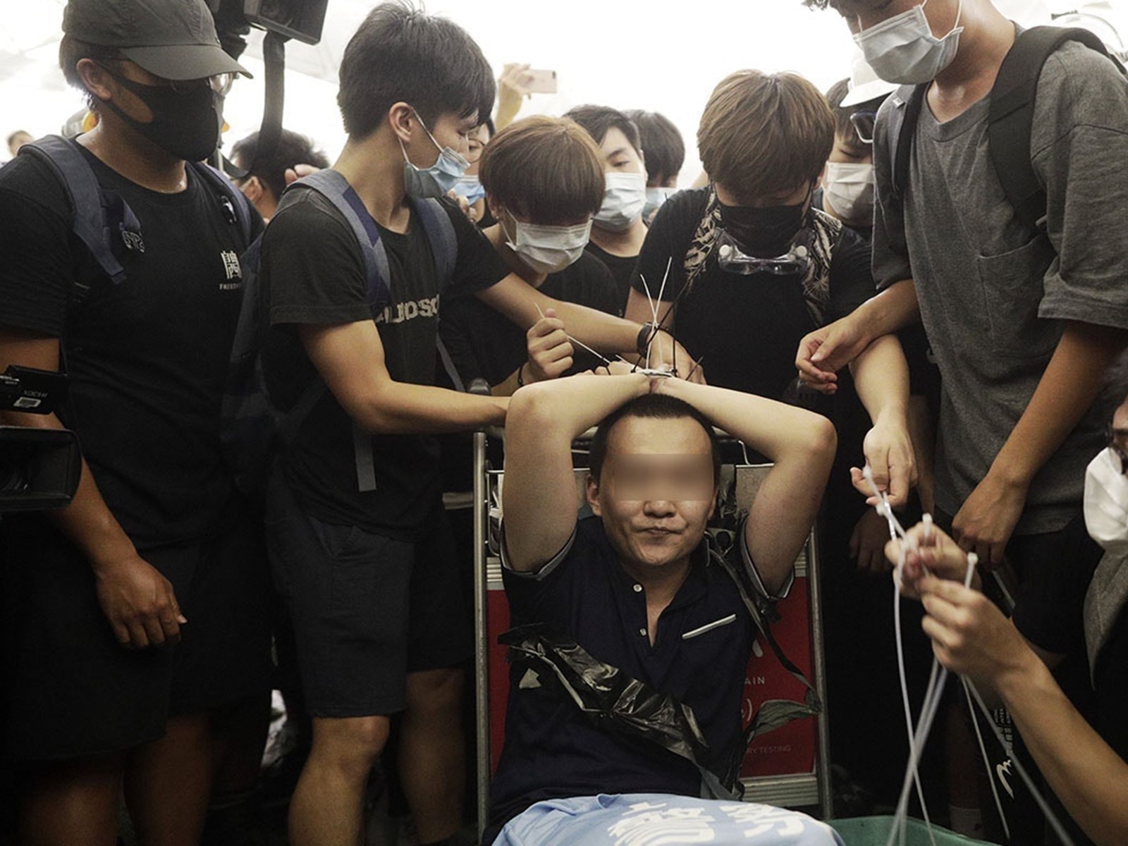 付国豪被捆住后说道，“我支持香港警察，你们可以打我了”。 （HK01）