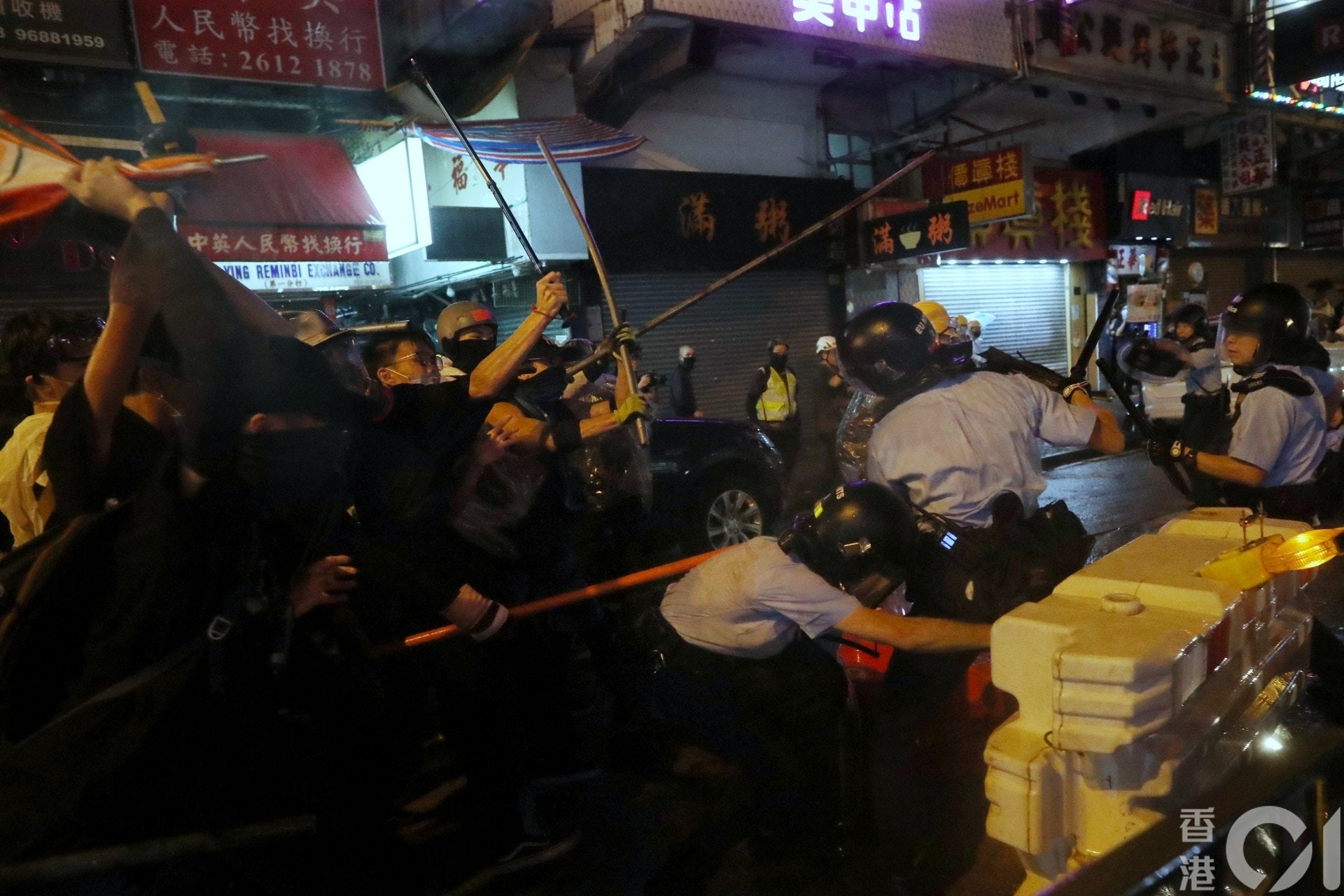 香港 8 25 示威冲突升级港警首次出动水炮车 多维新闻 香港