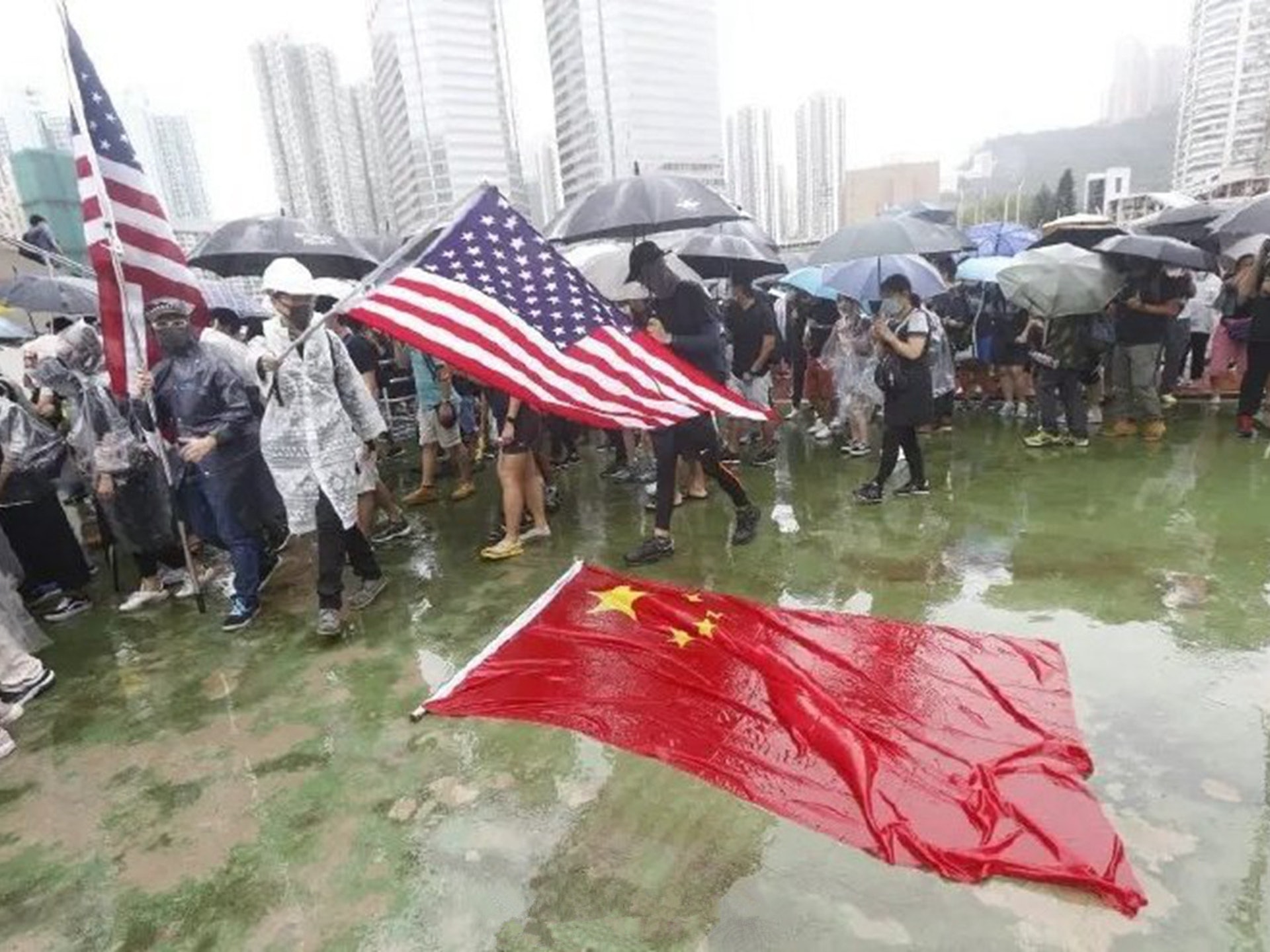 香港示威者手舞美国旗脚踩五星红旗 视频 多维新闻 中国