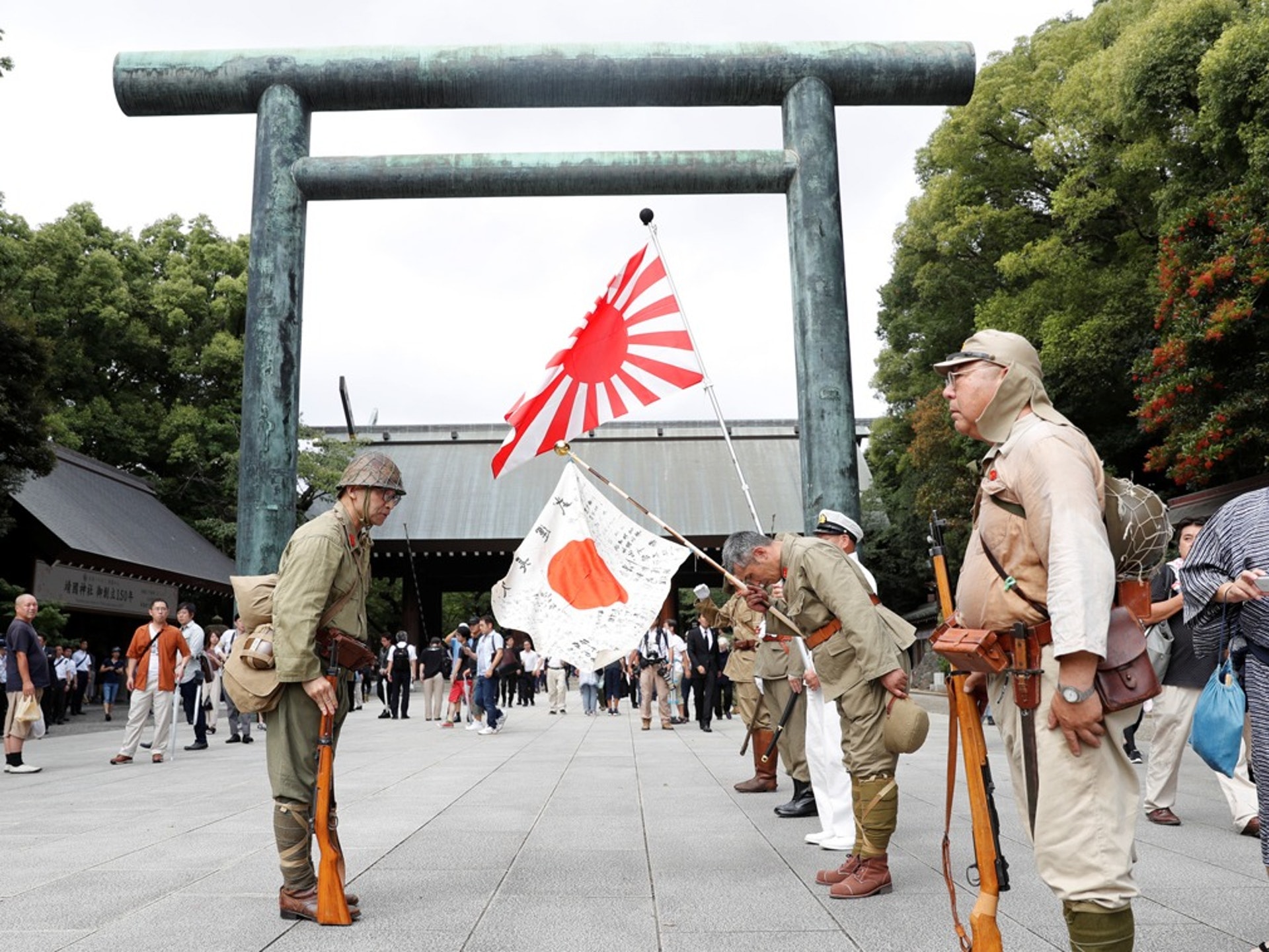 时隔4年安倍内阁成员在日本二战投降日参拜靖国神社 多维新闻 全球 时隔4年安倍内阁成员在日本二战投降日参拜靖国神社 多维新闻 全球