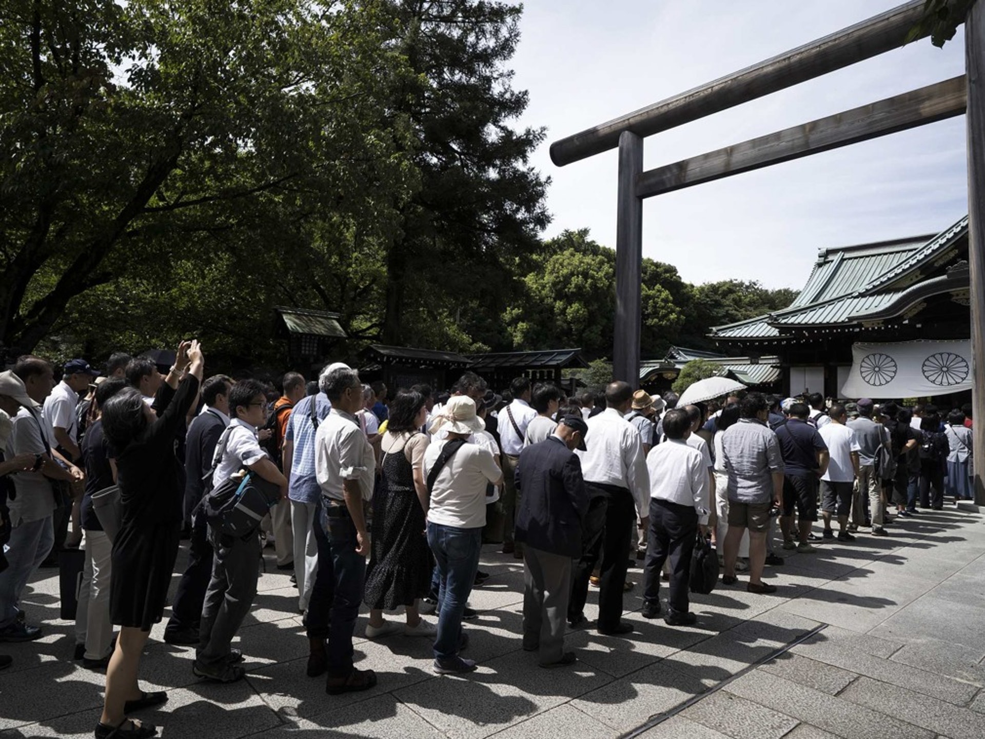 时隔两年日本内阁高官参拜靖国神社安倍供奉祭品 多维新闻 全球 时隔两年日本内阁高官参拜靖国神社安倍供奉祭品 多维新闻 全球