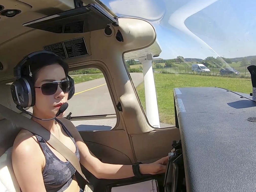 诗妮娜出生于1985年，来自泰国北部地区。图为诗妮娜在驾驶飞机。（Reuters）