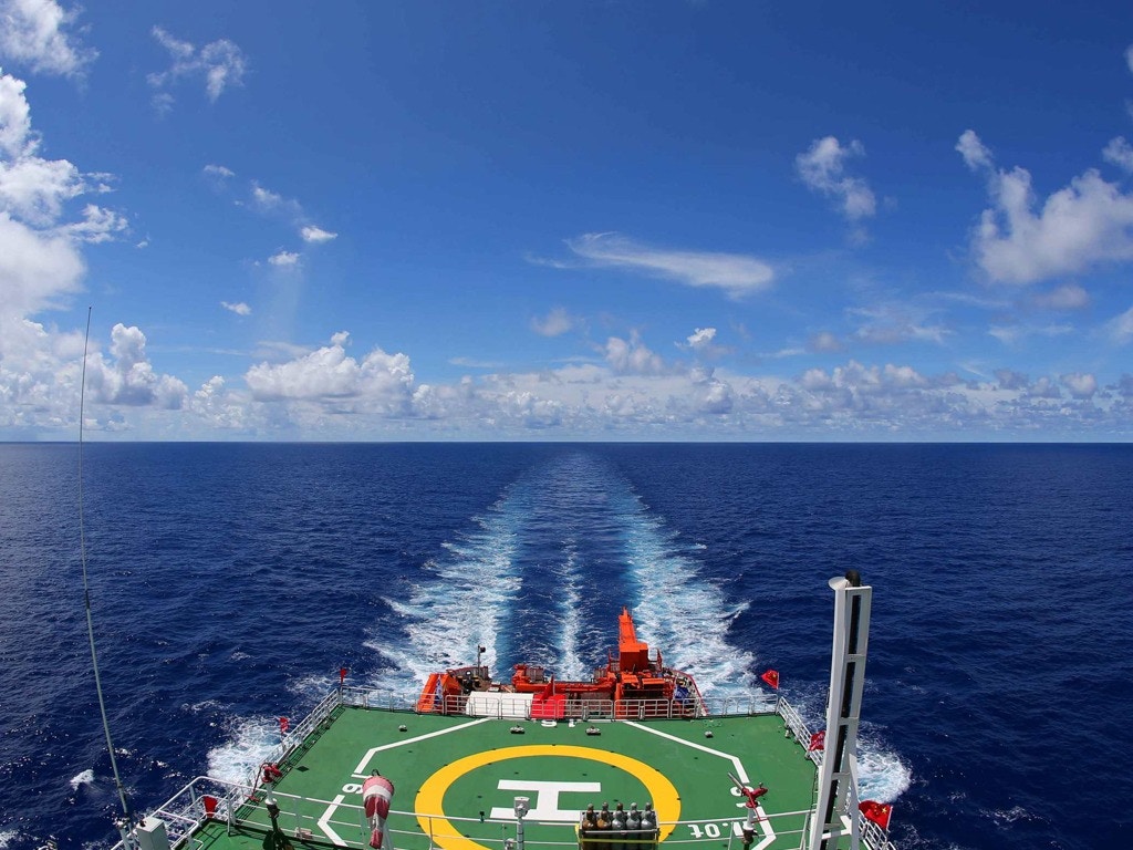 中国雪龙2号破冰船助澳队员撤离澳南极科考站升起中国国旗 多维新闻 全球