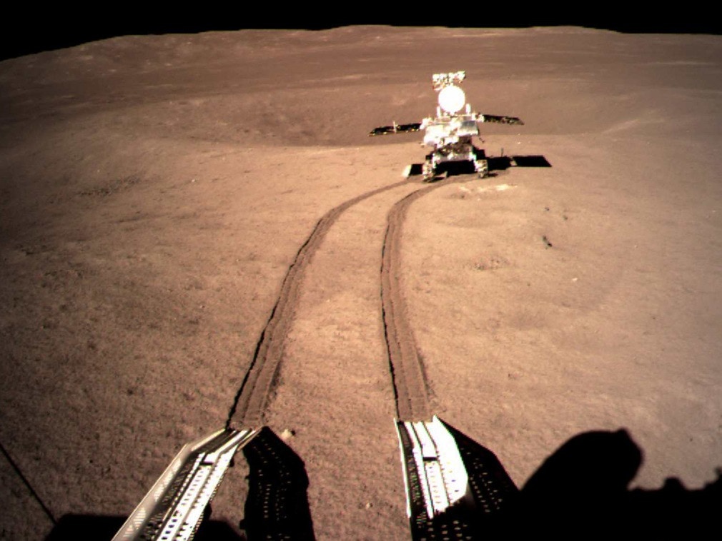 2019年1月4日，嫦娥四号着陆器相机拍下“玉兔二号”巡视器在月背留下的车轮痕迹。（AP）