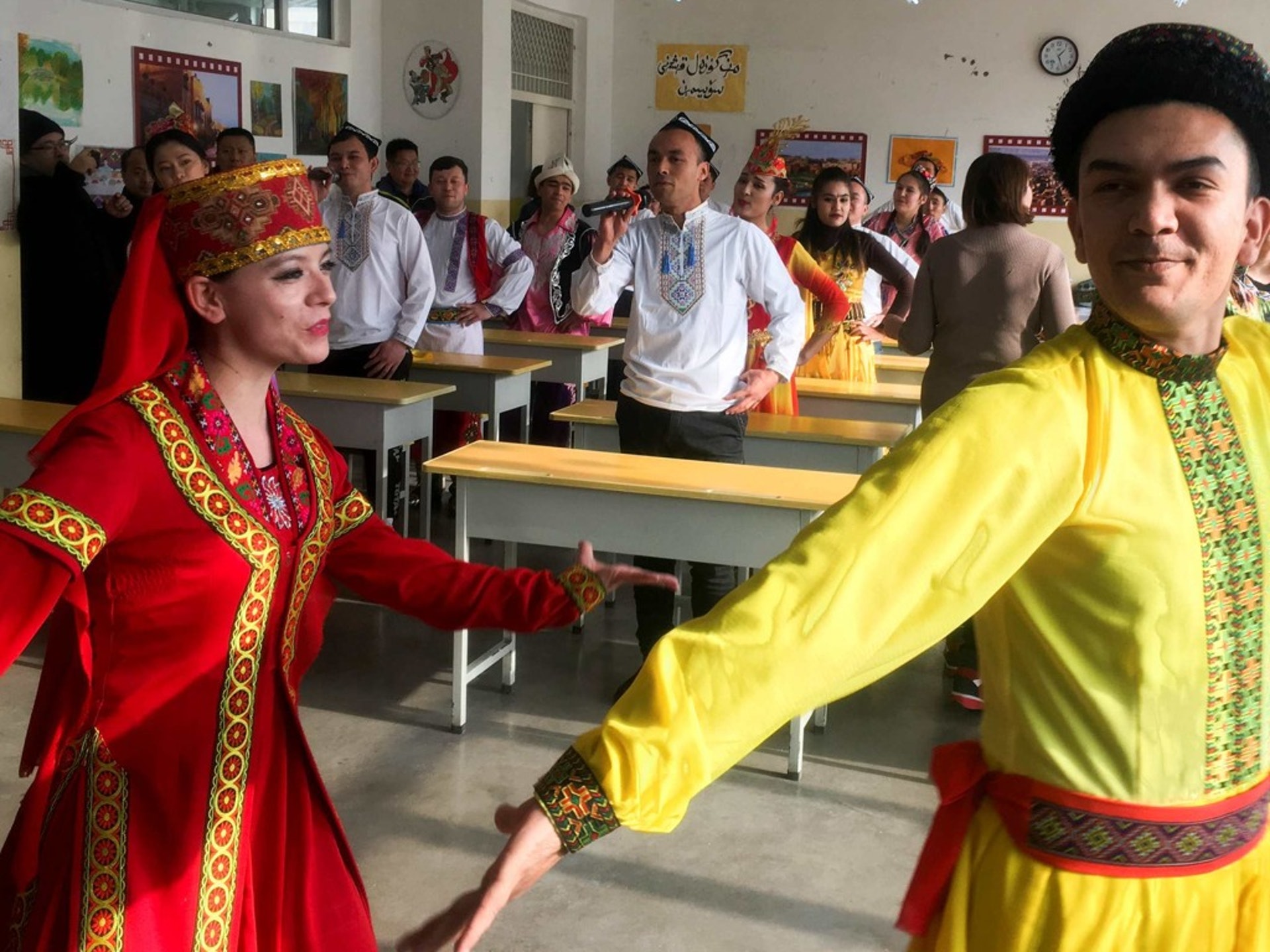 在允许记者看到的课堂上，维吾尔族民众载歌载舞，有些用英文唱着“如果感到幸福你就拍拍手”。（Reuters）