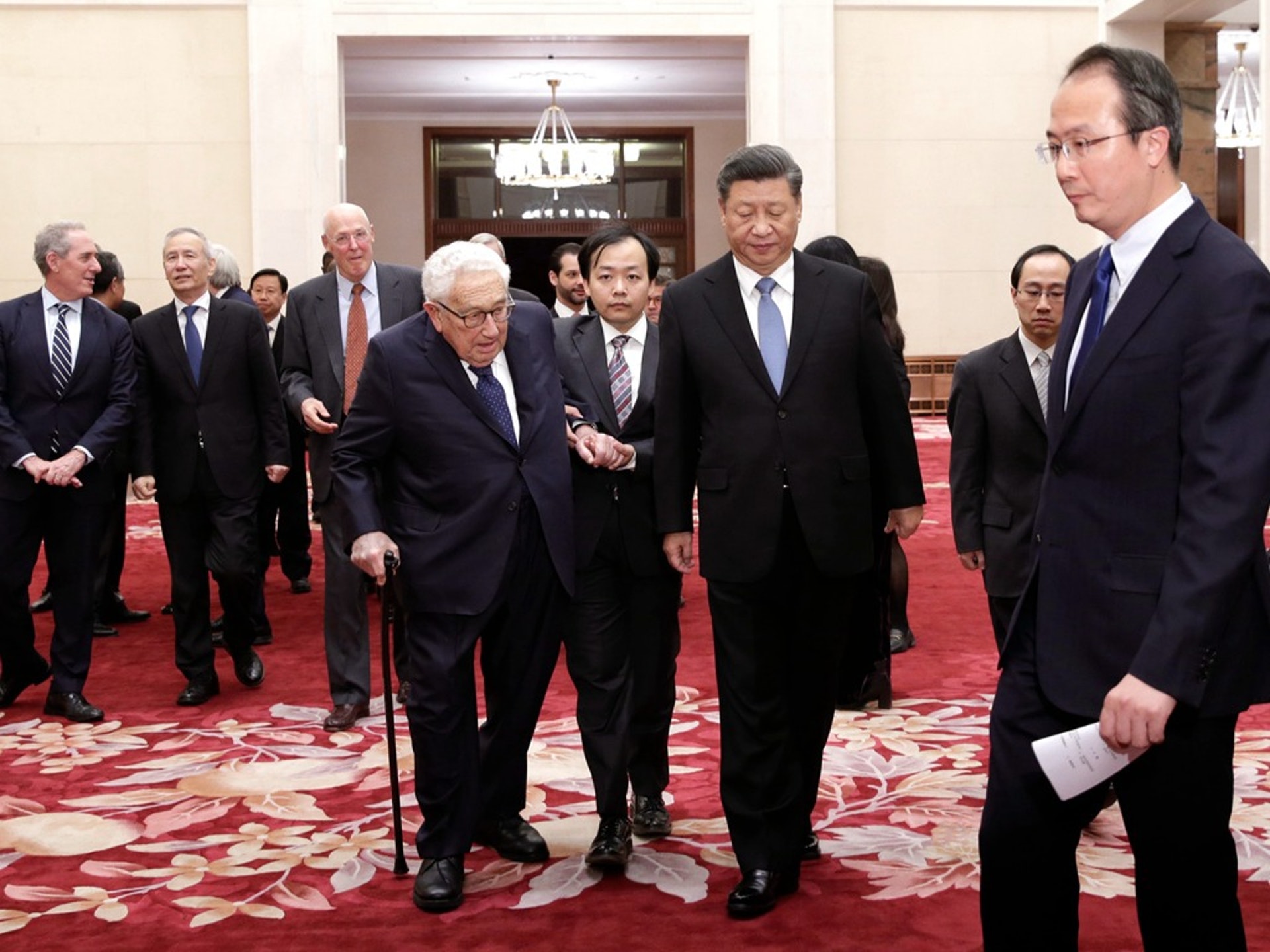 2019年11月22日,中国国家主席习近平和基辛格在北京人民大会堂与出席2019年彭博创新经济论坛的代表们一起步行参加会议。(AP) 2019年11月22日,中国国家主席习近平和基辛格在北京人民大会堂与出席2019年彭博创新经济论坛的代表们一起步行参加会议。(AP)
