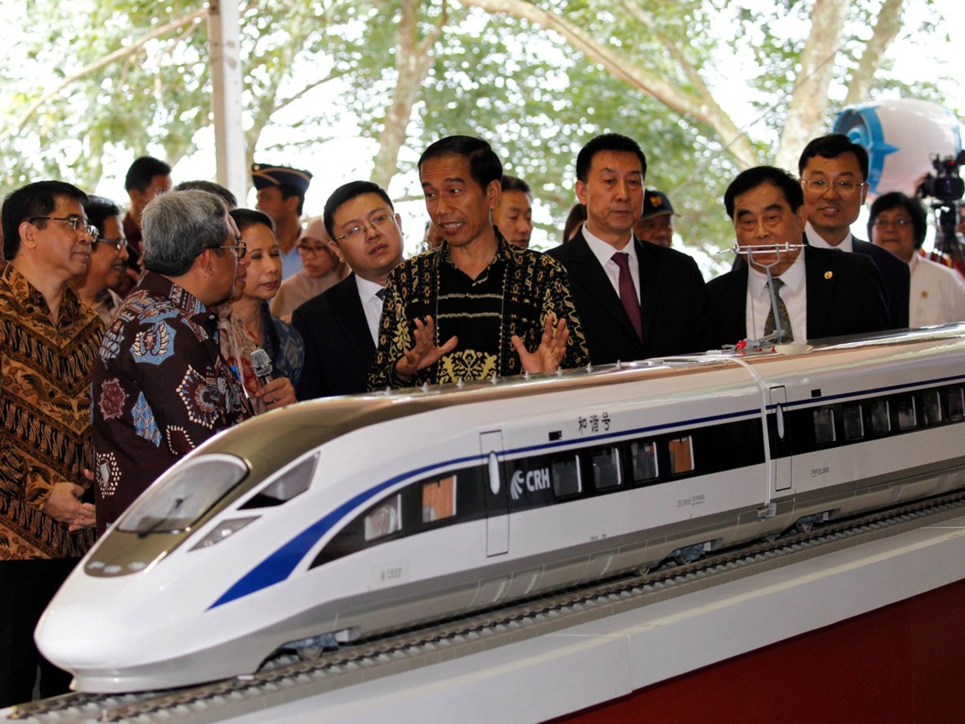 印尼总统佐科（中间做手势者）是雅万高铁中国方案的积极支持者，日本当局曾对他抛弃日本方案的决定“深表失望”。该项目在2020年仍继续运转。（路透社）