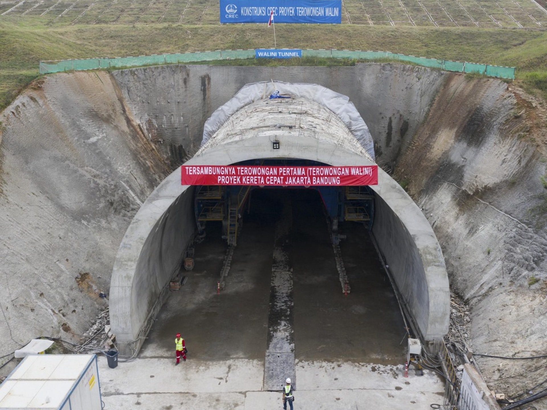在瓦利尼隧道贯通之后，印尼官方也修正了2019年2月时的猜测，即2024年工程完工，开始接受该铁路2021年贯通的新计划。（新华社）