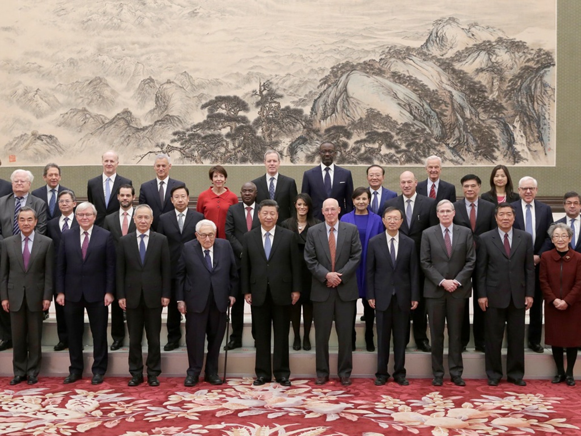 2019年11月22日，中国国家主席习近平与基辛格等人在北京人民大会堂与参加创新经济论坛的与会人员合影。（Reuters）