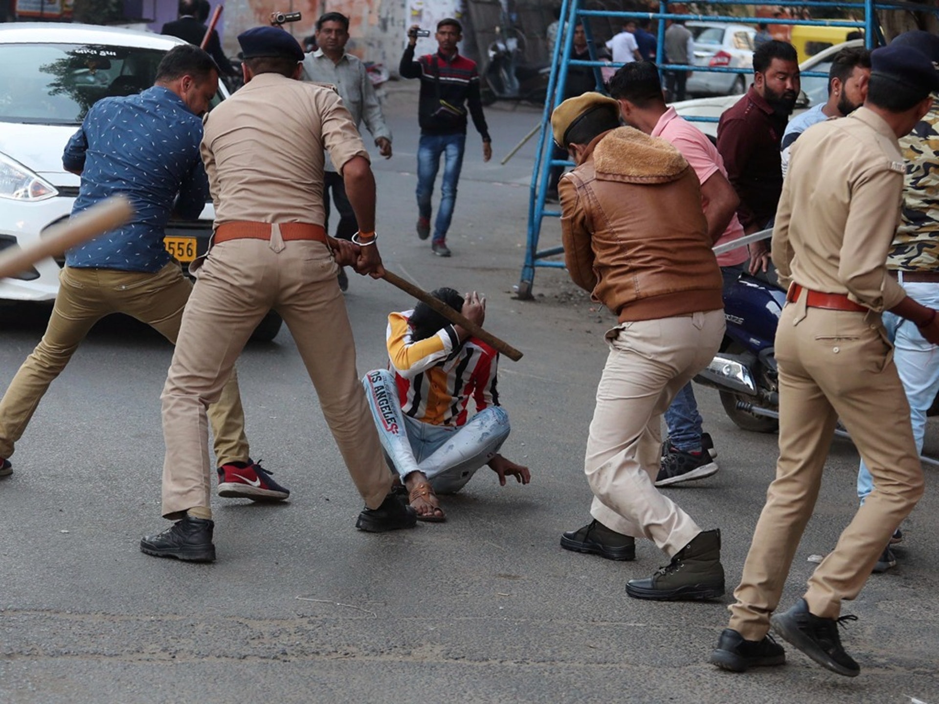 在莫迪及人民党势力最大的古吉拉特邦首府艾哈迈达巴德等地，示威者基本上毫无还手之力。到2020年3月14日封国之前，印度警方一直对CAA事件的示威者保持优势。（美联社）