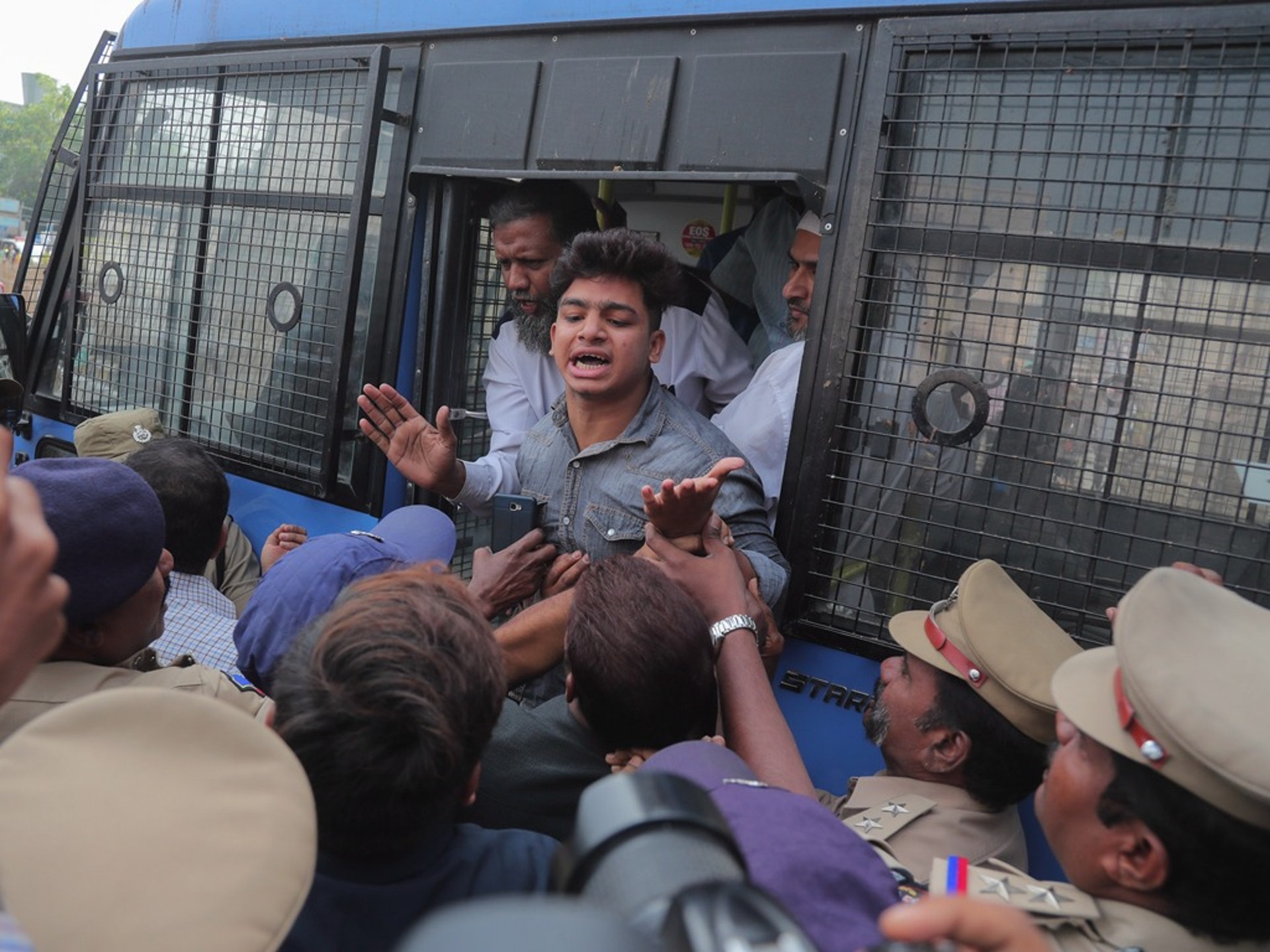 在海得拉巴等地，印度警方可以轻松抓捕相当数量的示威者及活动家。（美联社）