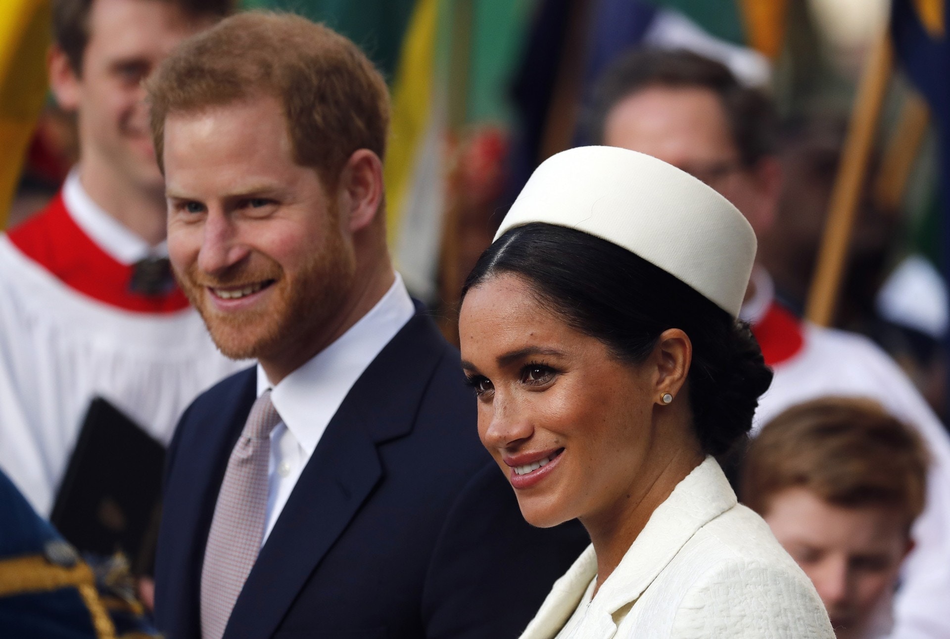英国萨塞克斯王室：英国《太阳报》2019年3月初报道，英女王伊利沙伯二世对梅根感到不满，下令不再让她借用部分皇家收藏品系列的珠宝首饰。王室其后反驳有关报道。图为2019年3月11日，梅根与哈里在伦敦出席在西敏寺举行的英联邦弥撒。（AP）