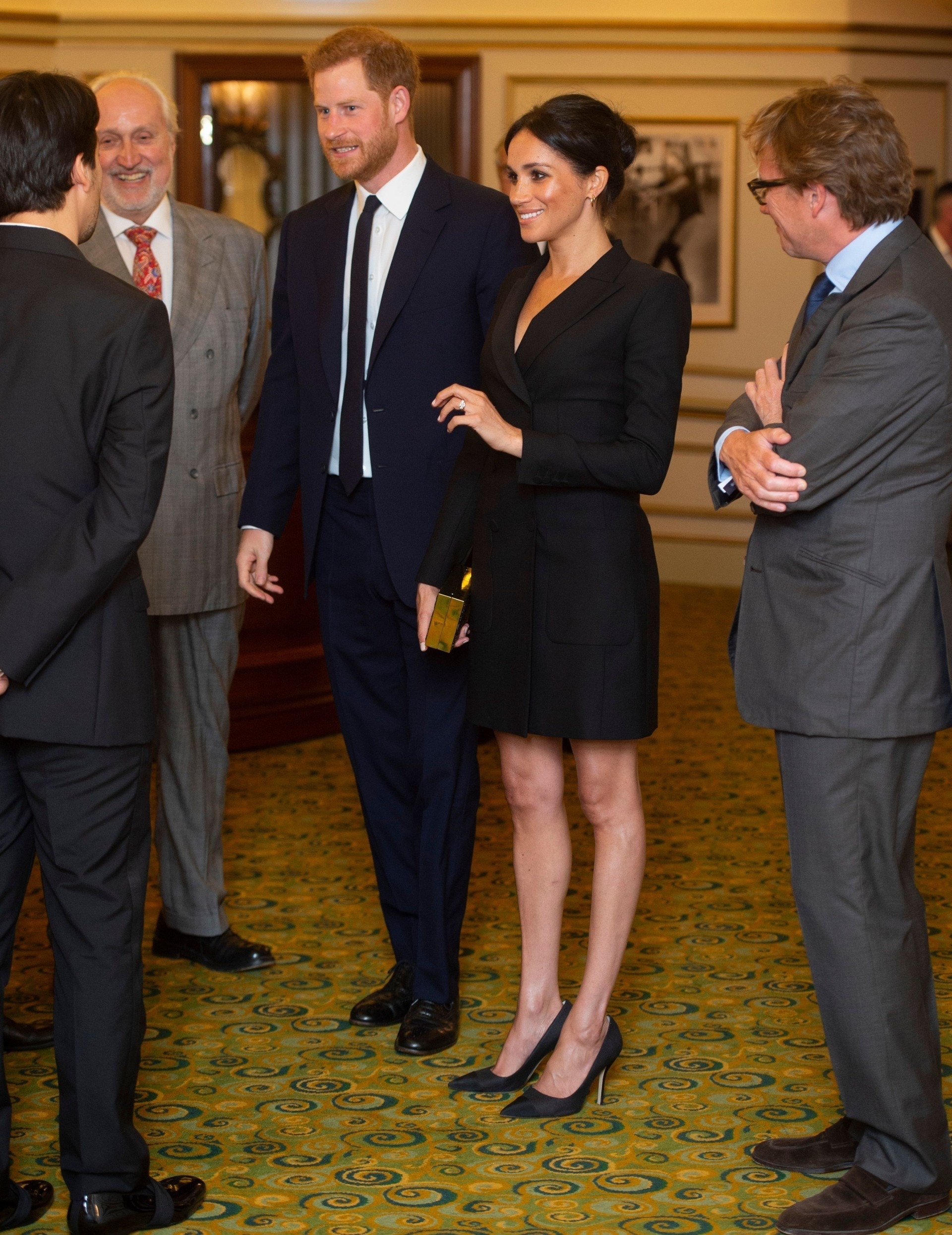 英国萨塞克斯王室：梅根2018年8月29日与哈里一同观看音乐剧《汉密尔顿》表演时，身穿一袭黑色短裙，搭配黑色高跟鞋，气质过人。英国王室没明文规定女性成员不能穿短裙，惟英女王母亲伊利沙伯王太后曾说过，任何年龄的女子露出太多大腿部分都不好看，让人看到膝盖更是“丑样”。（Getty）
