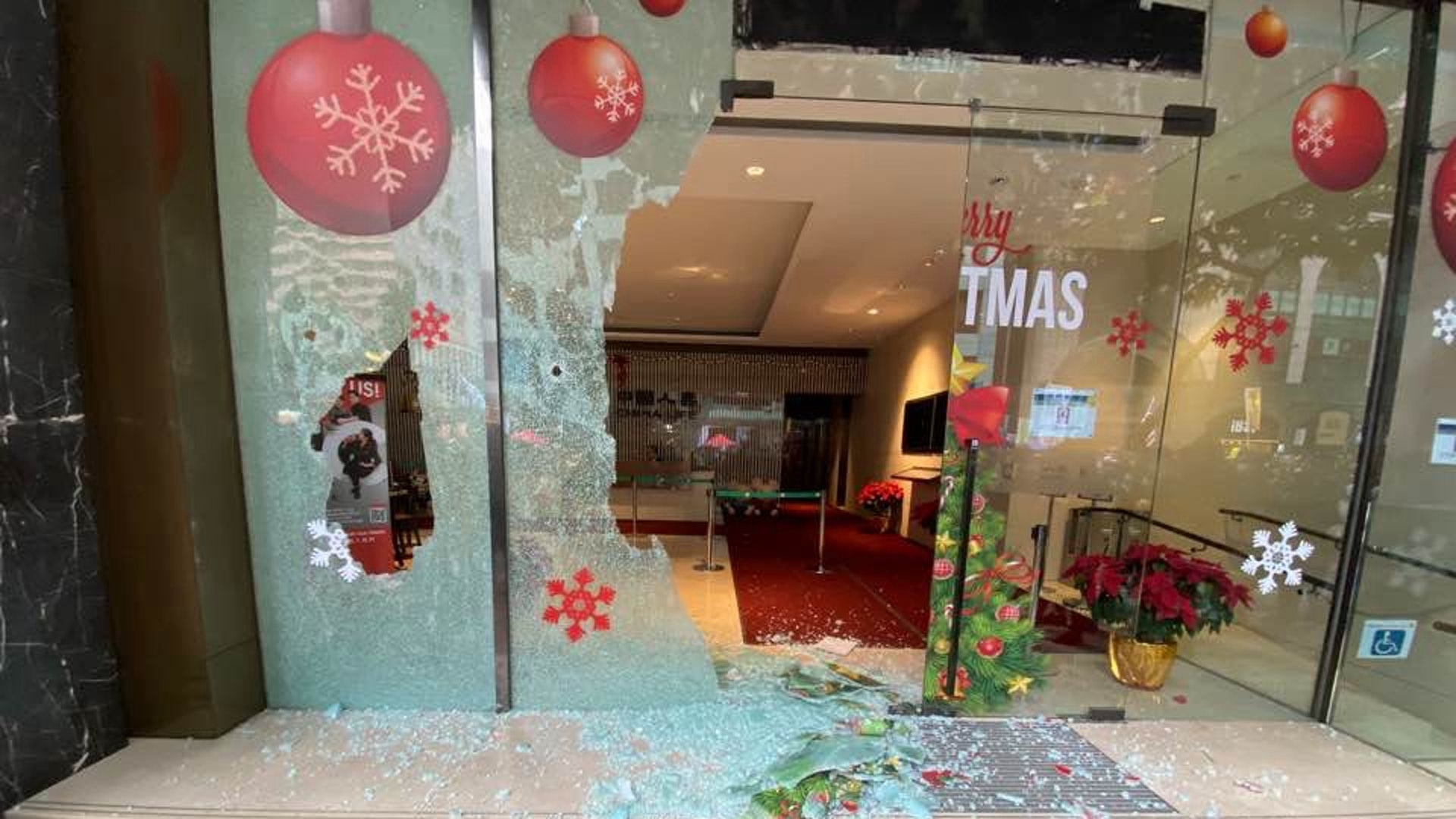 湾仔中国人寿大厦玻璃门遭砸碎。(HK01) 湾仔中国人寿大厦玻璃门遭砸碎。(HK01)