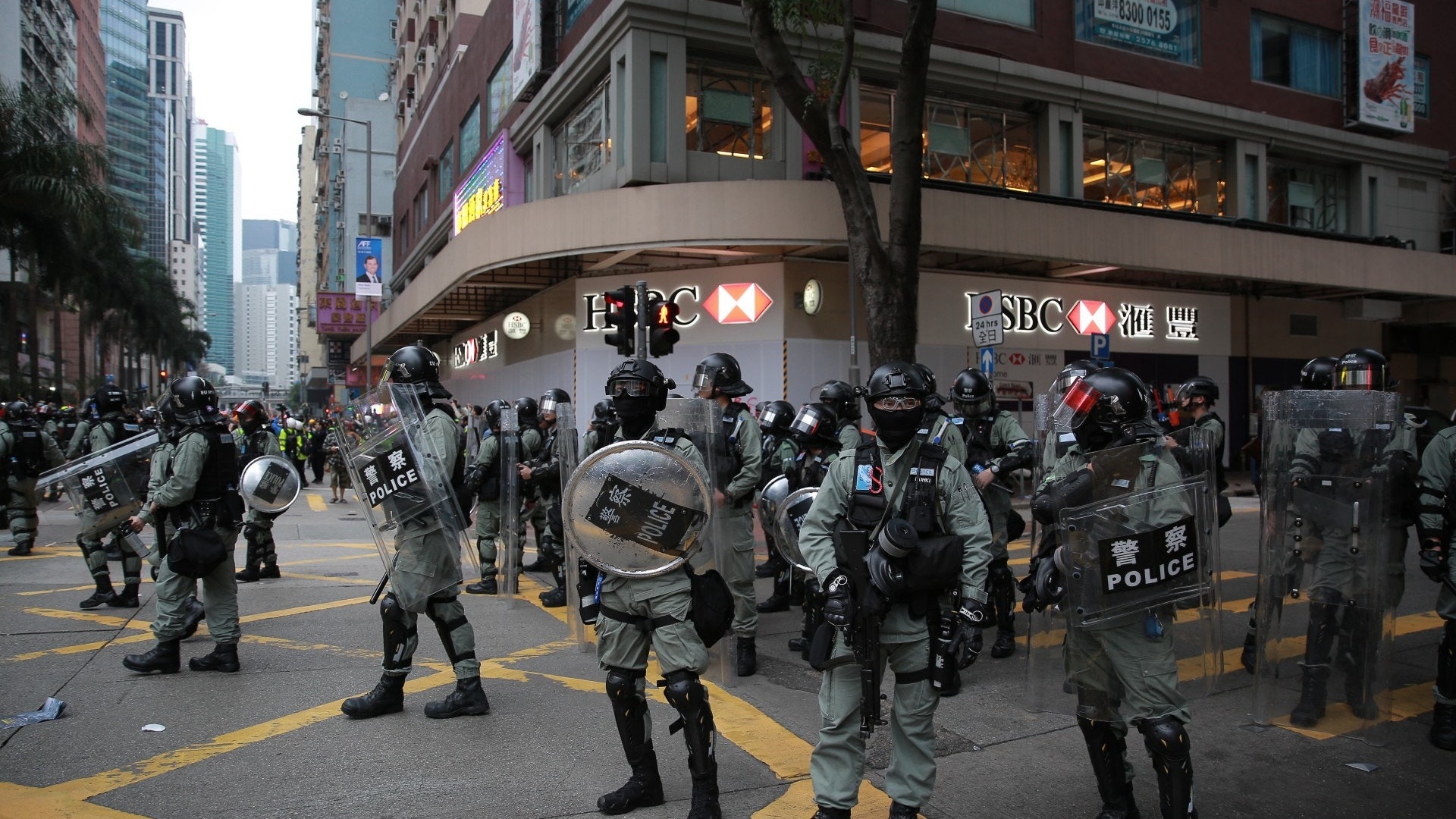 湾仔汇丰银行外爆发冲突。(HK01) 湾仔汇丰银行外爆发冲突。(HK01)