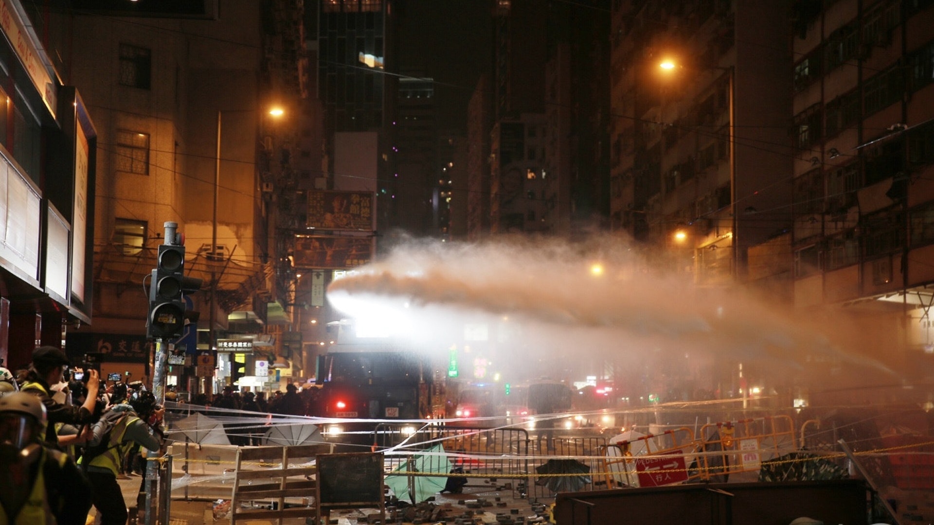 防暴警向前推进,水炮车射水。(HK01) 防暴警向前推进,水炮车射水。(HK01)