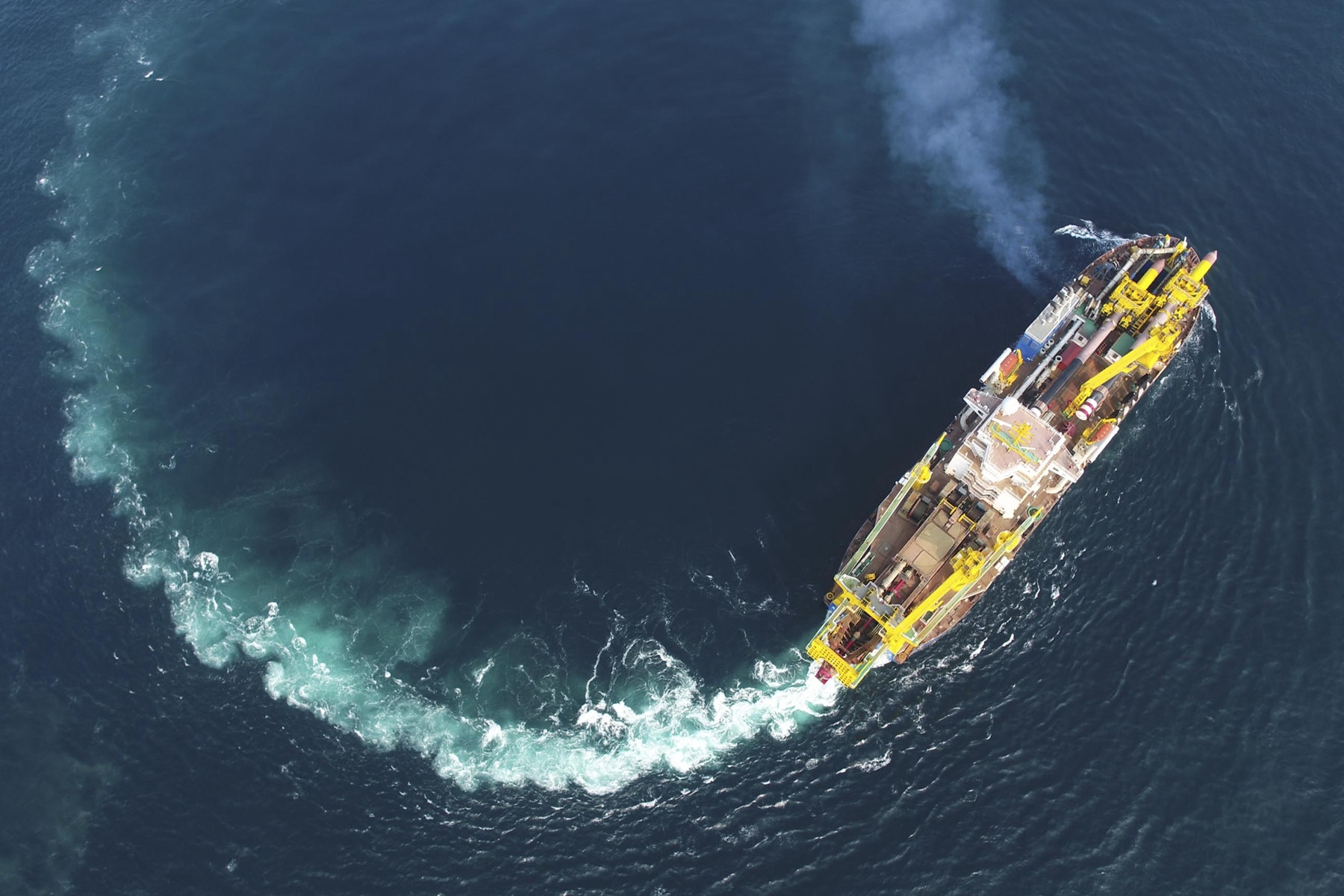 中国近来建造多艘大型挖泥船，多被称为“造岛神器”。（新华社）