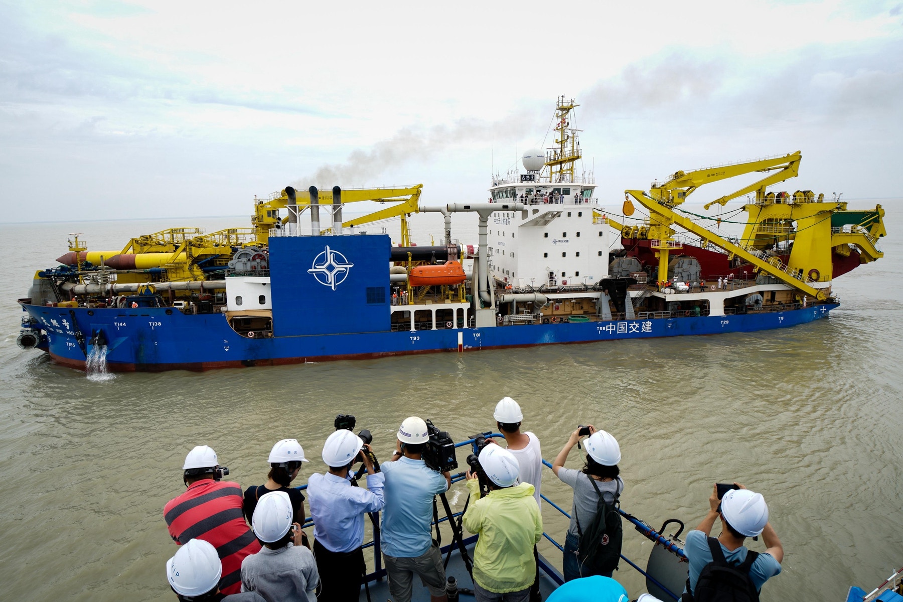 中国于2017年建成下水的“天鲲”号巨型挖泥船。（新华社）