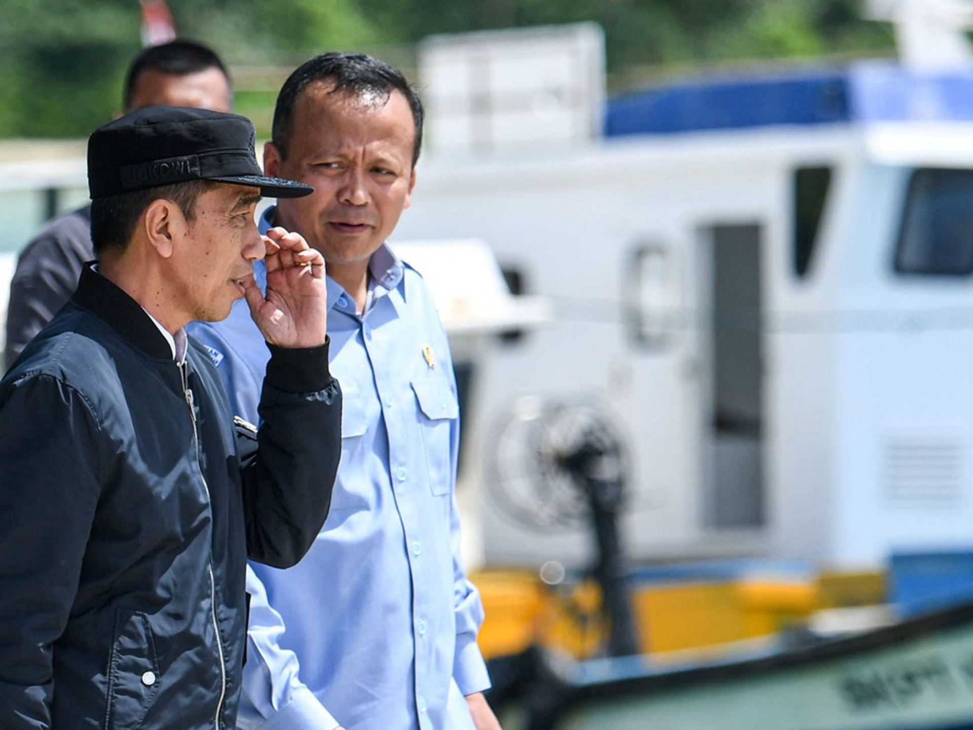 图中为印尼总统佐科(左)与印尼海洋与渔业部长艾迪·普拉博沃(Edhy Prabowo,右),艾迪是普拉博沃将军的门生。普拉博沃将军在2020年的纳土纳风波中也以“中国与印尼友好,印尼军方应冷静应对局势”的稳健立场著称。(路透社) 图中为印尼总统佐科(左)与印尼海洋与渔业部长艾迪·普拉博沃(Edhy Prabowo,右),艾迪是普拉博沃将军的门生。普拉博沃将军在2020年的纳土纳风波中也以“中国与印尼友好,印尼军方应冷静应对局势”的稳健立场著称。(路透社)