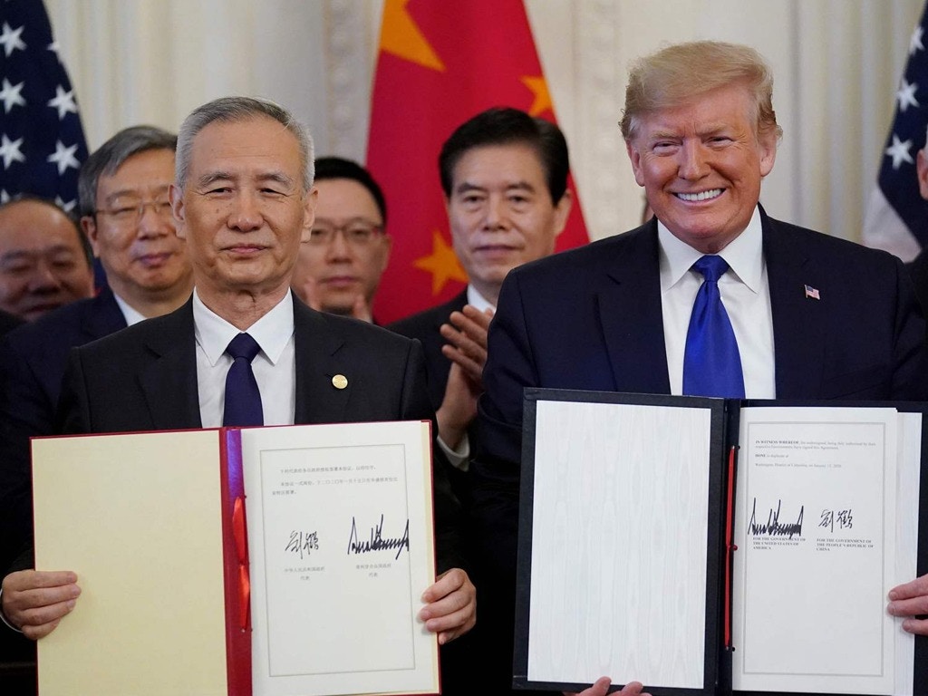 特朗普（右）与中国副总理刘鹤在白宫展示签署的中美第一阶段贸易协议。（Reuters）