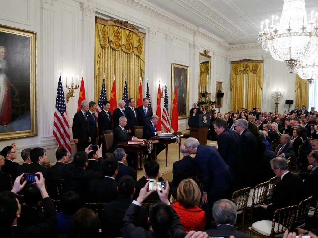 签署贸易协议前，特朗普在白宫东厅与刘鹤还举行会谈。图为中美双方签署第一阶段贸易协议现场。（AP）